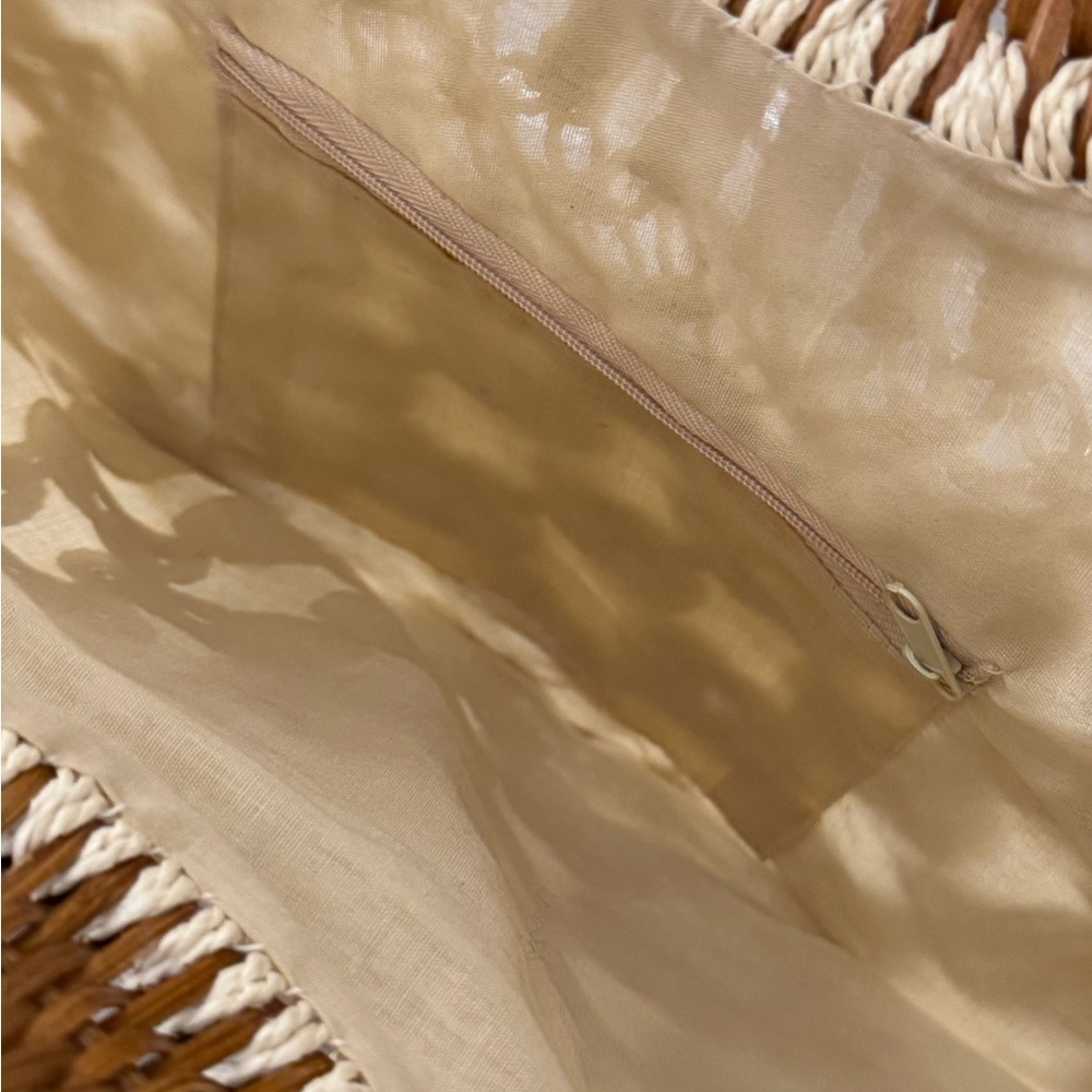 Elegant Cream Woven Handbag - Picture 6 of 8